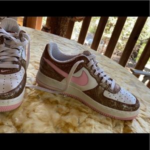 ‼️exclusive ‼️Limited edition pink and gold nike